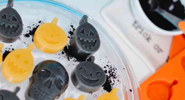 Halloween Gummies Black and Orange jack-o'-lantern-shaped gummies